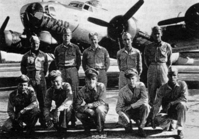 Posadka ameriškega bombnika B17, ki se je 25. decembra 1944 zrušil pri Ivančni Gorici Posadka ameriškega bombnika B17, ki se je 25. decembra 1944 zrušil pri Ivančni Gorici