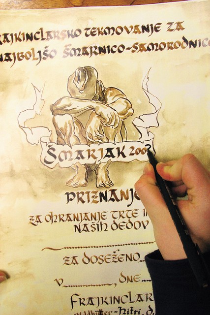Če se podeljujejo priznanja že za to, da nekdo petdesetkrat prdne v eni minuti (Klub upokojencev v ...), se pa brez vsake slabe vesti lahko napiše tudi diploma za najboljši slovenski šmarjak. Če se podeljujejo priznanja že za to, da nekdo petdesetkrat prdne v eni minuti (Klub upokojencev v ...), se pa brez vsake slabe vesti lahko napiše tudi diploma za najboljši slovenski šmarjak.