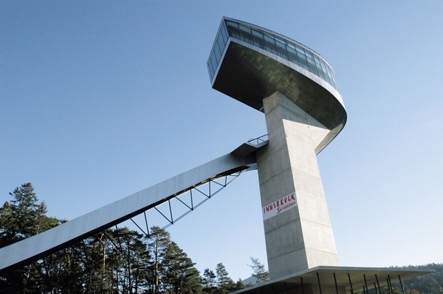Stolp skakalnice je visok 50 metrov, najvišja točka pa je točno 250 metrov nad Innsbruckom Stolp skakalnice je visok 50 metrov, najvišja točka pa je točno 250 metrov nad Innsbruckom
