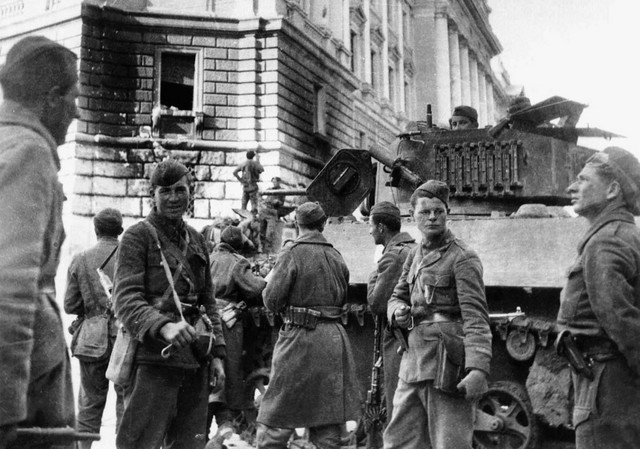 2. maj 1945: Partizani pred sodno palačo 2. maj 1945: Partizani pred sodno palačo