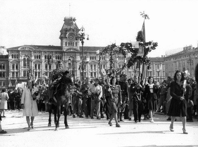 3. maj 1945: Mimohod partizanov na Velikem trgu 3. maj 1945: Mimohod partizanov na Velikem trgu