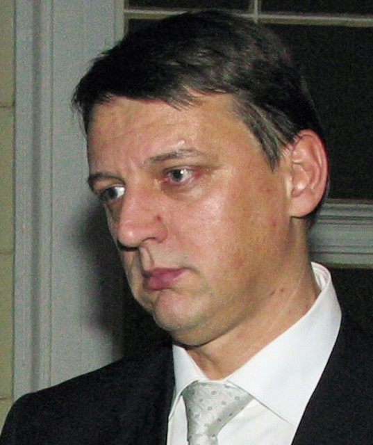 Tone Rop: 'Sam pa ocenjujem, da je potrebno upoštevati tudi pripombe širše javnosti in seveda biti pozoren, da se po eni strani zadosti tistemu, kar govori ustavno sodišče, da se pa po drugi strani seveda prepreči nesorazmerno oškodovanje, ki bi lahko iz tega ven prišlo in seveda, da se prepreči tudi, da bi v takšen zakon bili vključeni kakšni, ki so delovali proti Sloveniji, ki so seveda kršili zakone in podobno', TV Slovenija, 15. 12. Tone Rop: 'Sam pa ocenjujem, da je potrebno upoštevati tudi pripombe širše javnosti in seveda biti pozoren, da se po eni strani zadosti tistemu, kar govori ustavno sodišče, da se pa po drugi strani seveda prepreči nesorazmerno oškodovanje, ki bi lahko iz tega ven prišlo in seveda, da se prepreči tudi, da bi v takšen zakon bili vključeni kakšni, ki so delovali proti Sloveniji, ki so seveda kršili zakone in podobno', TV Slovenija, 15. 12.