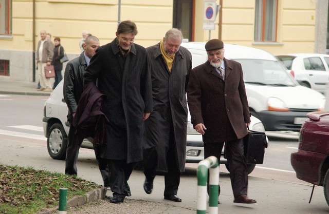 Gospod minister, oprostite, ker smo vas nadlegovali