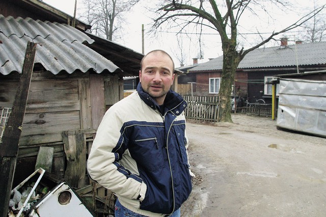 Zoran Vojinović iz Mladininih zgodb o izbrisanih v Tomačevem in desno v zgodbi agencije AP, ki so jo objavili tudi na Tajvanu Zoran Vojinović iz Mladininih zgodb o izbrisanih v Tomačevem in desno v zgodbi agencije AP, ki so jo objavili tudi na Tajvanu