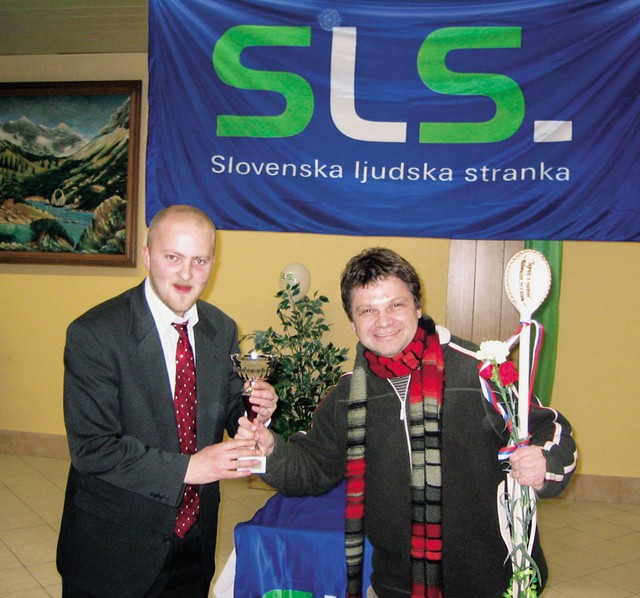 Kapetan sprejema zmagovalni pokal