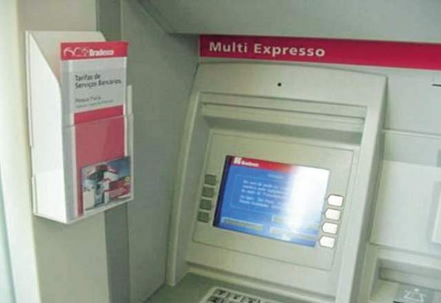 Običajen bankomat z nosilcem za reklame pri strani Običajen bankomat z nosilcem za reklame pri strani