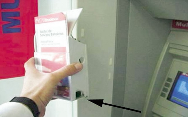 Predelan nosilec za reklame z vgrajeno mikrokamero Predelan nosilec za reklame z vgrajeno mikrokamero