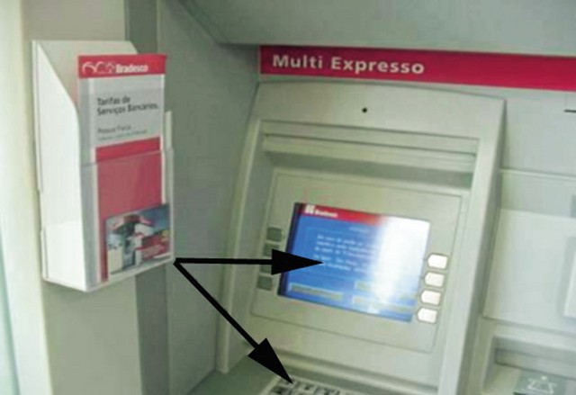 Kamera je naravnana tako, da istočasno snema tipkovnico in ekran Kamera je naravnana tako, da istočasno snema tipkovnico in ekran