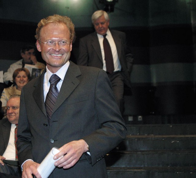 Med donatorji Janševe SDS lahko najdemo tudi podjetje Riko, ki ga vodi Janez Škrabec, prav tako ugleden član Foruma 21. Riko je leta 2000 milijonski znesek namenil tudi Bajukovi Novi Sloveniji. Med donatorji Janševe SDS lahko najdemo tudi podjetje Riko, ki ga vodi Janez Škrabec, prav tako ugleden član Foruma 21. Riko je leta 2000 milijonski znesek namenil tudi Bajukovi Novi Sloveniji.