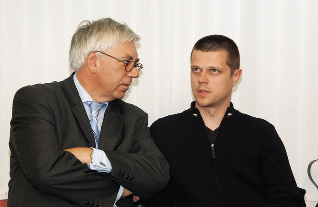 Aleks Štakul, direktor in Rajko Gerič, šef novinarskega sindikata TVS. Gerič: 'Popravek je bil objavljen tudi zaradi mojega posredovanja.' Aleks Štakul, direktor in Rajko Gerič, šef novinarskega sindikata TVS. Gerič: 'Popravek je bil objavljen tudi zaradi mojega posredovanja.'