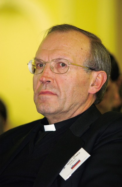 Dr. Anton Stres januarja: 'Če bo do referenduma res prišlo, bo treba ljudi pozvati k strpnosti.' Dr. Anton Stres aprila: 'Vsako izjavljanje Katoliške cerkve ali njene Komisije Pravičnost in mir v zvezi s tem referendumom bi bilo interpretirano kot politično pristransko.' Dr. Anton Stres januarja: 'Če bo do referenduma res prišlo, bo treba ljudi pozvati k strpnosti.' Dr. Anton Stres aprila: 'Vsako izjavljanje Katoliške cerkve ali njene Komisije Pravičnost in mir v zvezi s tem referendumom bi bilo interpretirano kot politično pristransko.'