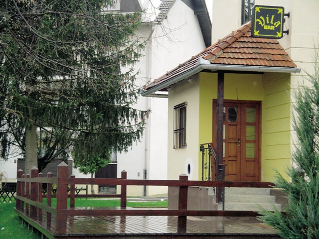 Lokal Vila: anonimna priča trdi, da je s terase lokala Vila videla obdolženca, kako je prišel iz bloka, v rokah naj bi držal palico, odložil pa naj bi jo v avto. Lokal Vila: anonimna priča trdi, da je s terase lokala Vila videla obdolženca, kako je prišel iz bloka, v rokah naj bi držal palico, odložil pa naj bi jo v avto.