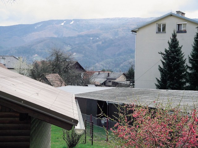 Pogled s terase lokala Vila: parkirišče, po katerem naj bi se gibal osumljenec in v avto odločil palico, se s terase lokala ne vidi Pogled s terase lokala Vila: parkirišče, po katerem naj bi se gibal osumljenec in v avto odločil palico, se s terase lokala ne vidi