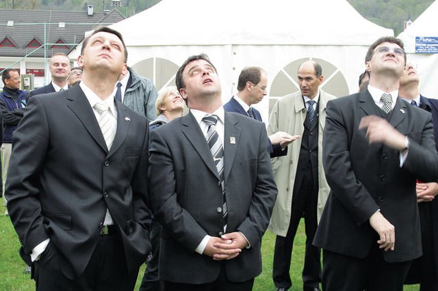 Dogovor Dušana Mramorja in Janeza Janše za hrbtom premierja na letališču v Bovcu Dogovor Dušana Mramorja in Janeza Janše za hrbtom premierja na letališču v Bovcu