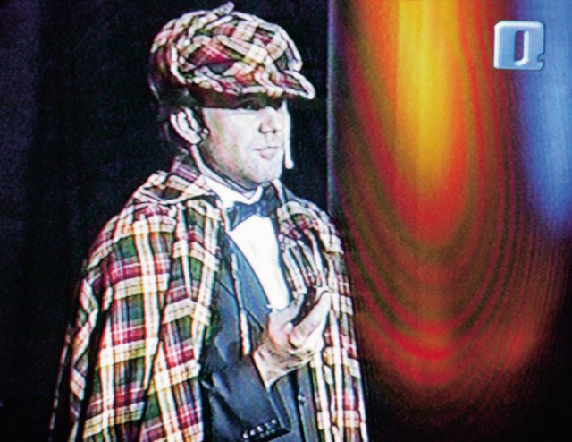 Sherlock Holmes alias Jure Ivanušič na proslavi ob vstopu Slovenije v Nato v Cankarjevem domu 7. aprila Sherlock Holmes alias Jure Ivanušič na proslavi ob vstopu Slovenije v Nato v Cankarjevem domu 7. aprila