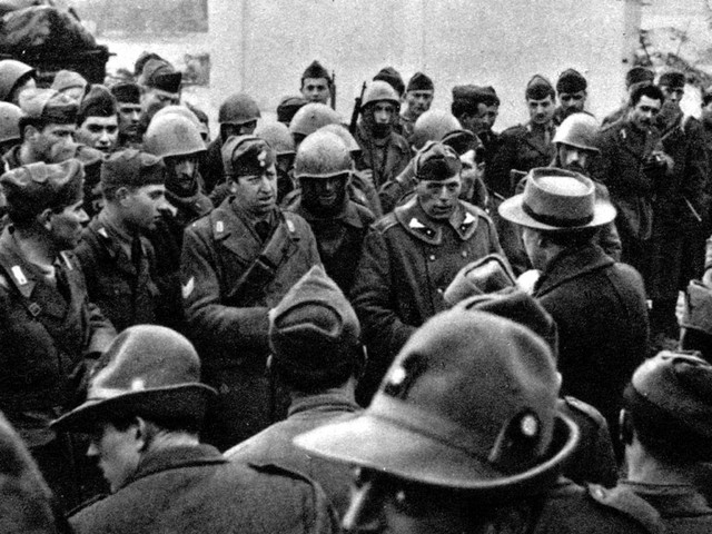 2. svetovna vojna: pripadnika alpincev (v ospredju z značilnim klobukom) med božičnimi racijami decembra 1942 v Ljubljani. Veliko Slovencev je italijanski fašistični okupator odgnal v taborišča (Rab, Gonars). 2. svetovna vojna: pripadnika alpincev (v ospredju z značilnim klobukom) med božičnimi racijami decembra 1942 v Ljubljani. Veliko Slovencev je italijanski fašistični okupator odgnal v taborišča (Rab, Gonars).