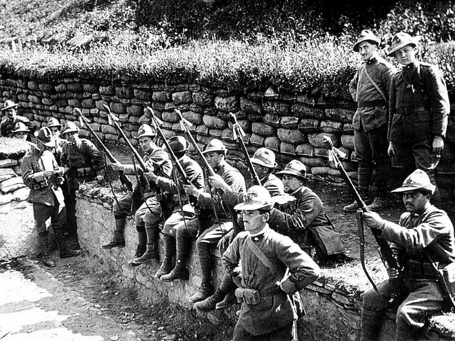 1. svetovna vojna: alpinci med urjenjem za uporabo tromblonske bombe benaglia na soški fronti. 1. svetovna vojna: alpinci med urjenjem za uporabo tromblonske bombe benaglia na soški fronti.