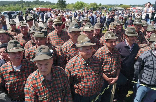 Nič več vragi, le sosedje: alpinci na praznovanju ob dnevu slovenske vojske na divaškem letališču prejšnjo soboto