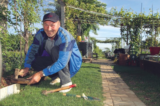 Nedeljko med urejanjem ograjice iz starih kopalniških ploščic Nedeljko med urejanjem ograjice iz starih kopalniških ploščic