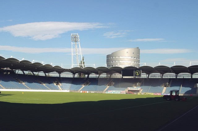 Stadion Arnolda Schwarzeneggerja v Gradcu, 20.000 gledalcev, približno 25 milijonov evrov Stadion Arnolda Schwarzeneggerja v Gradcu, 20.000 gledalcev, približno 25 milijonov evrov
