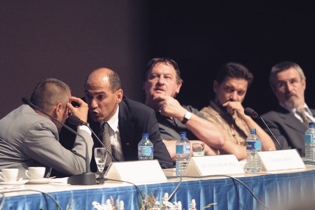 Zbor na delu: Peter Jambrek, Janez Janša, Tine Hribar, Ivan Štuhec in Jože Jerovšek Zbor na delu: Peter Jambrek, Janez Janša, Tine Hribar, Ivan Štuhec in Jože Jerovšek