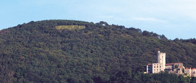Napis nad Branikom moti krajevnega župnika