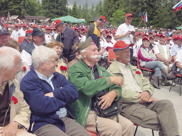 Partizanska proslava na Pokljuki ob tradicionalnem pohodu borcev in veteranov na Triglav