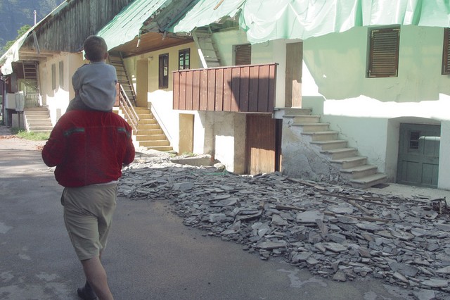 Potres je najbolj poškodoval hiše v Čezsoči. Potres je najbolj poškodoval hiše v Čezsoči.