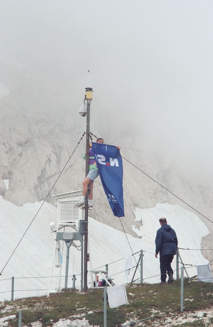 Strankin podmladek je Kredarico primerno dekoriral, ob meteoroloških napravah je svoj prapor obesil tako prepričljivo, da se je nekaj ur kasneje Fouerju zazdelo, da bi lahko tudi on na Kredarico prinesel evropsko zastavo. Strankin podmladek je Kredarico primerno dekoriral, ob meteoroloških napravah je svoj prapor obesil tako prepričljivo, da se je nekaj ur kasneje Fouerju zazdelo, da bi lahko tudi on na Kredarico prinesel evropsko zastavo.