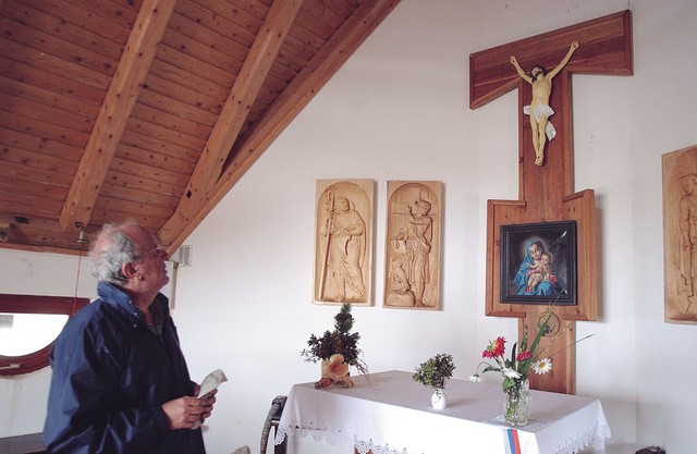 V kapelici Marije Snežene je tudi razpelo, ki prihaja iz bogate družinske zapuščine Bajukovih. V kapelici Marije Snežene je tudi razpelo, ki prihaja iz bogate družinske zapuščine Bajukovih.