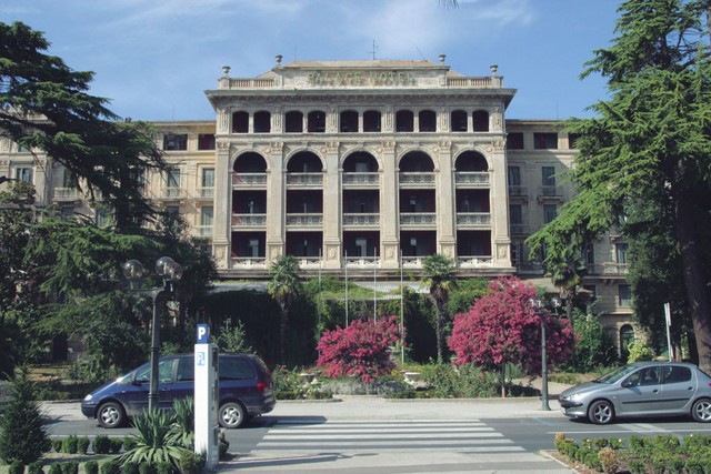 Idejni načrt obnove starega Hotela Palace pripravljajo v Arhitekturnem biroju Sadar in Vuga. Idejni načrt obnove starega Hotela Palace pripravljajo v Arhitekturnem biroju Sadar in Vuga.