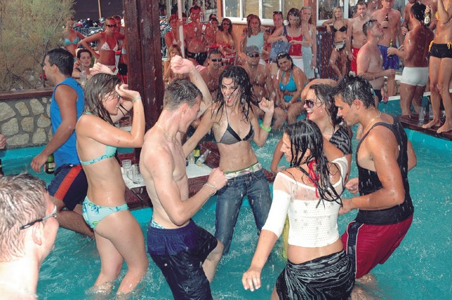 Popoldanski vodni žur v enem izmed vodnarjevih bazenov - umazana voda, a praktično, saj so na plaži šanki bolj oddaljeni Popoldanski vodni žur v enem izmed vodnarjevih bazenov - umazana voda, a praktično, saj so na plaži šanki bolj oddaljeni
