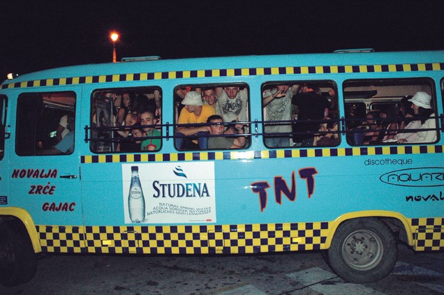 Gneča na minibusih in shuttlih traja, odkar in dokler vozijo. Gneča na minibusih in shuttlih traja, odkar in dokler vozijo.