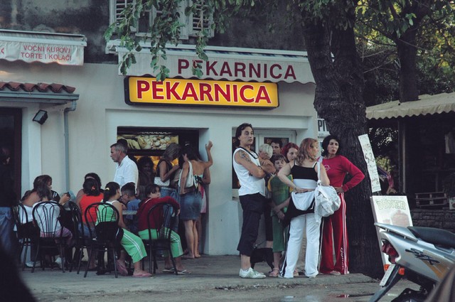 Sveže pecivo, kava in pivo - Loža ob pol sedmih zjutraj, ko se domačini šele dobro prebujajo. Sveže pecivo, kava in pivo - Loža ob pol sedmih zjutraj, ko se domačini šele dobro prebujajo.