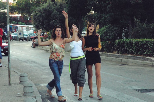 Tri razpoložene turistke po noči, očitno polni zadovoljstva, ob jutranji vrnitvi v Novaljo Tri razpoložene turistke po noči, očitno polni zadovoljstva, ob jutranji vrnitvi v Novaljo