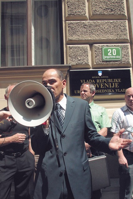 Govornik na protestu: Janez Janša Govornik na protestu: Janez Janša