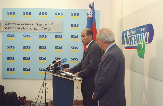 ... ko pa ima tiskovno konferenco Koalicija Slovenija, napis SDS pustijo pri miru ... ko pa ima tiskovno konferenco Koalicija Slovenija, napis SDS pustijo pri miru