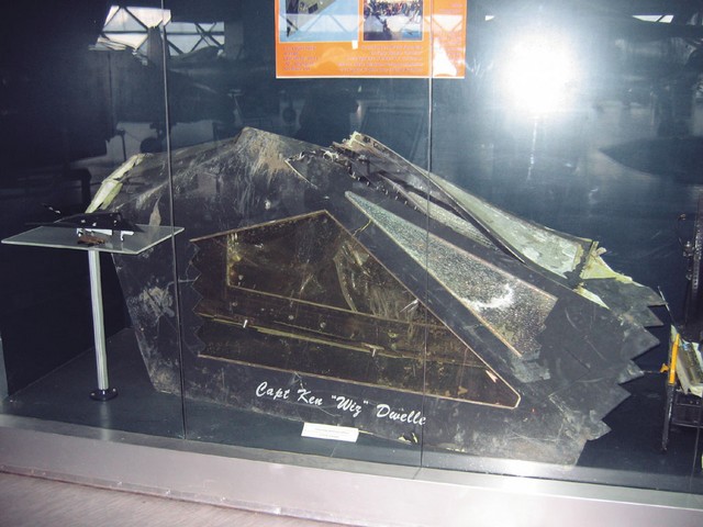 Kabina F-117 A z imenom pilota Kabina F-117 A z imenom pilota