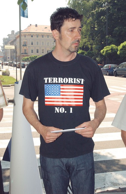 Franci Kek protestira pred ameriško ambasado junija letos Franci Kek protestira pred ameriško ambasado junija letos