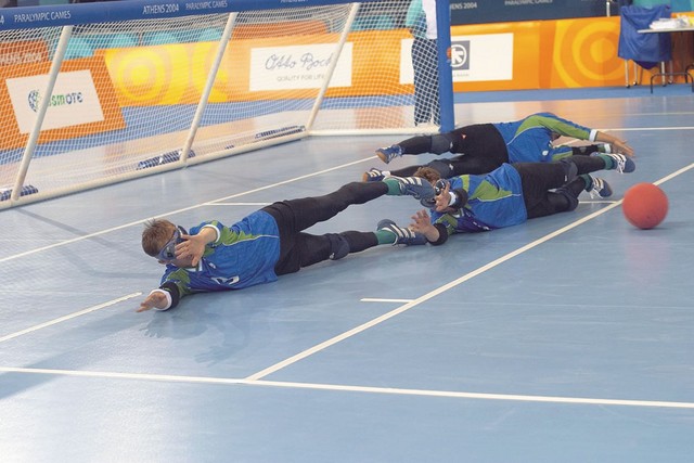 Golbal je igra z zvenečo žogo za slepe igralce Golbal je igra z zvenečo žogo za slepe igralce