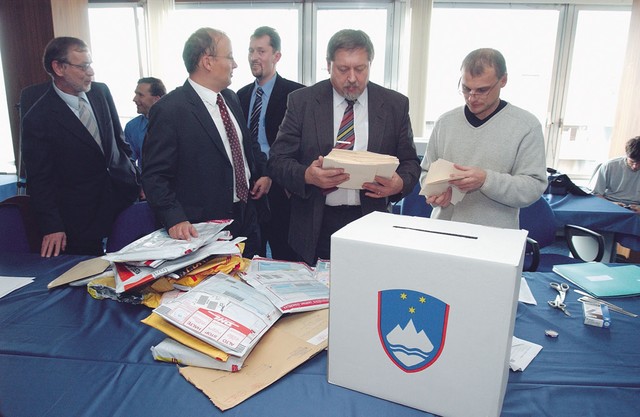 Prispele glasovnice iz tujine na Republiški volilni komisiji v petek, 8. oktobra Prispele glasovnice iz tujine na Republiški volilni komisiji v petek, 8. oktobra