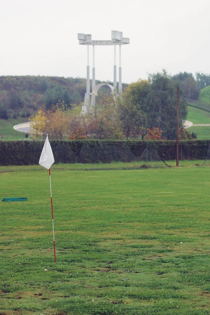 Ob spomeniku je igrišče za golf, kar je v preteklosti že povzročalo pietetne pomisleke Ob spomeniku je igrišče za golf, kar je v preteklosti že povzročalo pietetne pomisleke