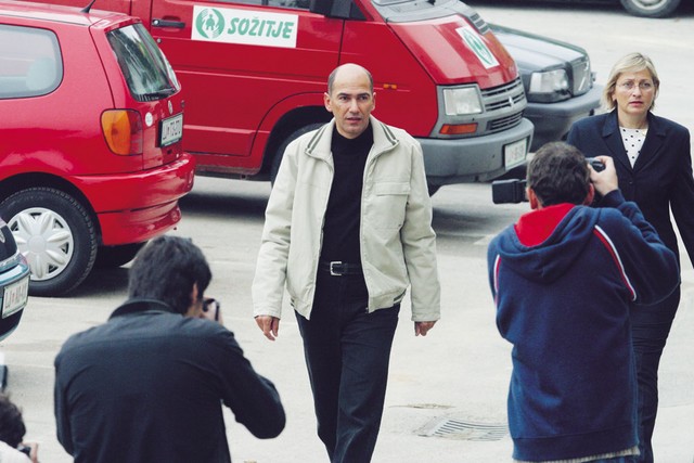 Janez Janša in Silva Predalič prihajata na volišče v Grosuplju