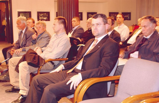 Šef odbora za gospodarstvo pri strokovnem svetu SDS in morebitni novi gospodarski minister Tomaž Toplak je tudi sam spoznaval osnovne skrivnosti programske opreme odprte kode Šef odbora za gospodarstvo pri strokovnem svetu SDS in morebitni novi gospodarski minister Tomaž Toplak je tudi sam spoznaval osnovne skrivnosti programske opreme odprte kode