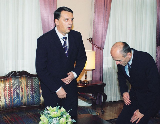 Nič vedela, nič kriva: Tone Rop in Janez Drnovšek nista vedela, kaj počne Sova. Nič vedela, nič kriva: Tone Rop in Janez Drnovšek nista vedela, kaj počne Sova.