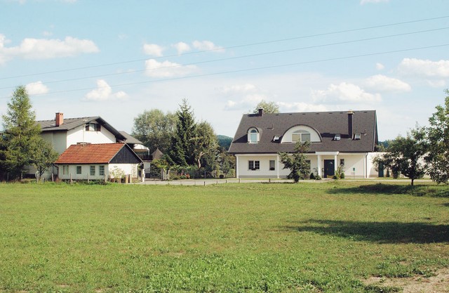 Družinske vezi: Domačiji Brejčevih (levo) in Virantovih (desno) v Dobu pri Domžalah Družinske vezi: Domačiji Brejčevih (levo) in Virantovih (desno) v Dobu pri Domžalah