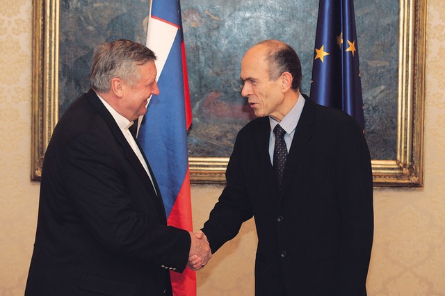 Prvo srečanje posvetnega in cerkvenega poglavarja: Alojz Uran in JAnez Drnovšek