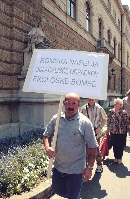 Protest proti Romom pred vladno palačo, 27. maj Protest proti Romom pred vladno palačo, 27. maj