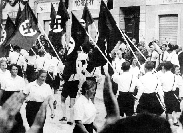 Pohod članov Kulturbunda 20. aprila 1941 skozi Kočevje. (Iz knjige Iskalci grala)