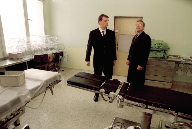 Bivša premier in minister pred operacijsko mizo februarja 2003